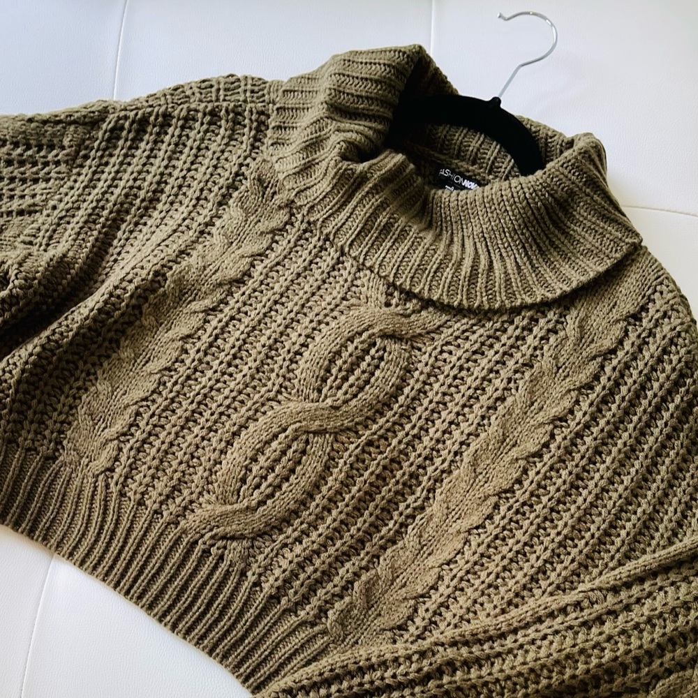 Too many cute Fashion Nova sweaters, but I barely go out! 😆 Olive Green! 🖤